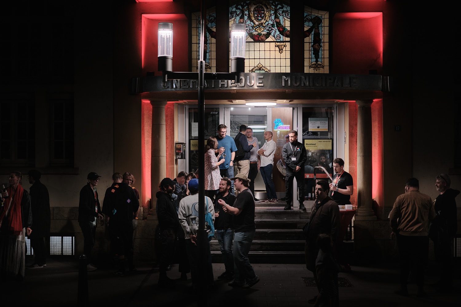 Entrée du Vox avec public pour la soirée de clôture