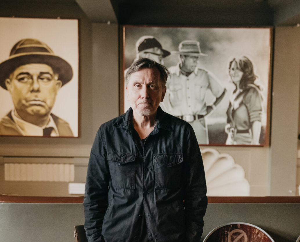 Tim Roth pose dans le hall de la Cinémathèque