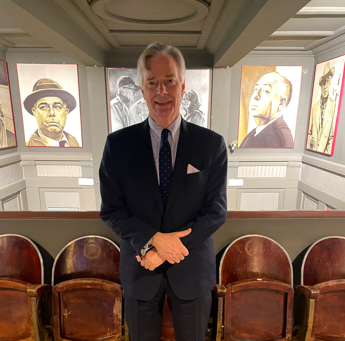 Photo de Whit Stillman dans le hall de la Cinémathèque